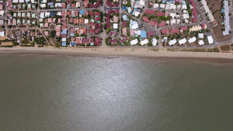 Vertikale-Drohnenaufnahme-Des-Ozeans-Und-Des-Strandviertels-Von-Guayana